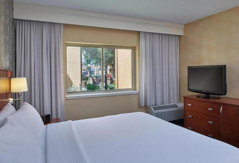 Люкс Кровать Кинг, Courtyard Detroit Dearborn