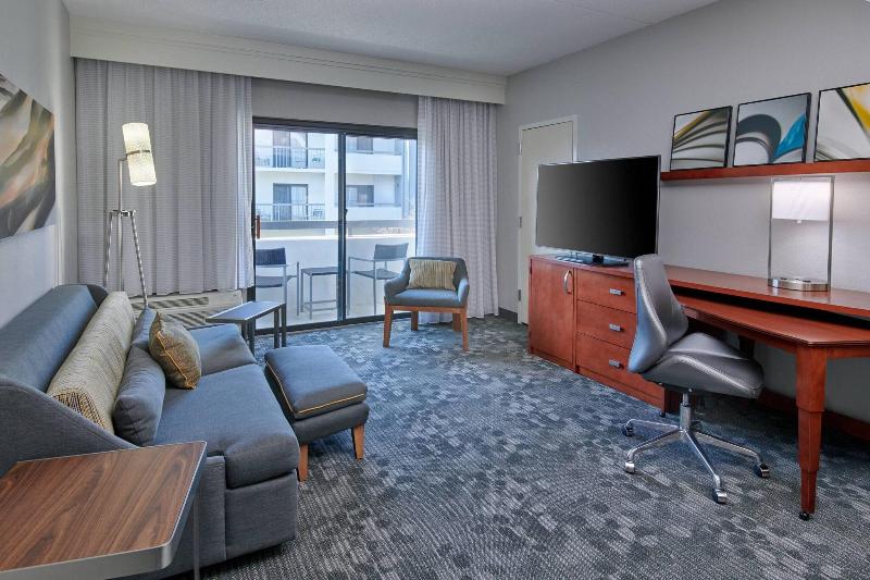 带大床的套房, Courtyard By Marriott Indianapolis Castleton