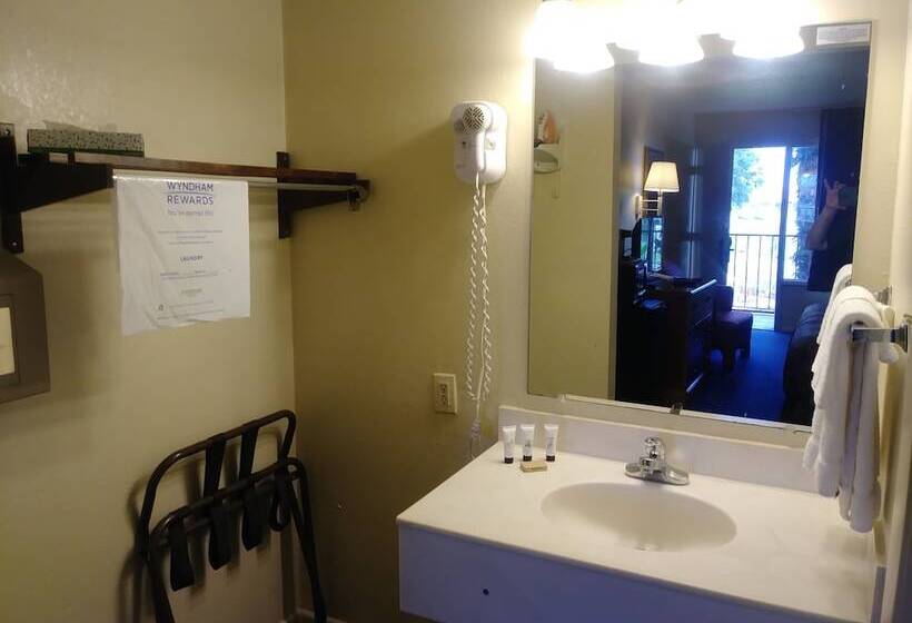 带2个双人床的标准工作室, Knights Inn San Antonio Near Frost Bank Center