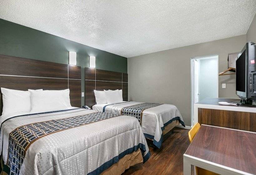 带2个双人床的标准工作室, Knights Inn Bristol