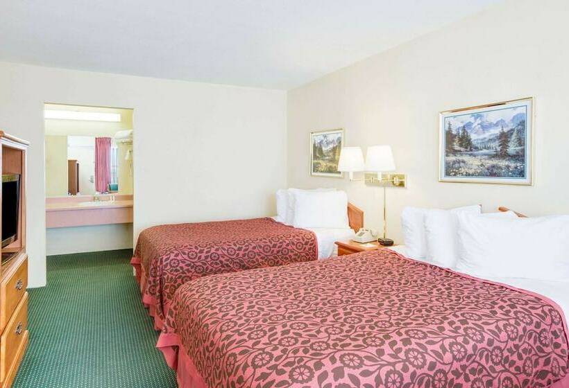 Номер Стандарт 2 Двуспальные Кровати, Days Inn By Wyndham Newport