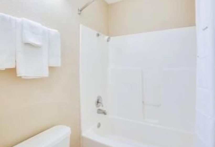 Номер Стандарт 2 Двуспальные Кровати, Days Inn By Wyndham Newport