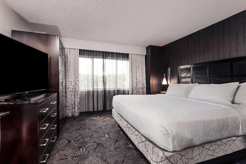מיטת קינג בסוויטה, Embassy Suites By Hilton Raleigh Crabtree