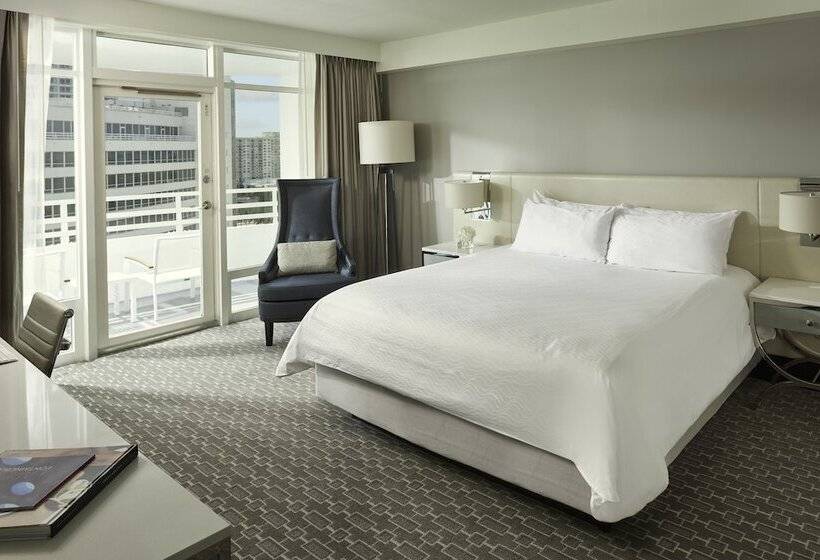带阳台的豪华间, Fontainebleau Miami Beach