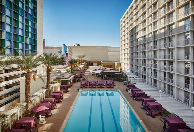 Deluxe Room King Size Bed, Harrah's Hotel and Casino Las Vegas