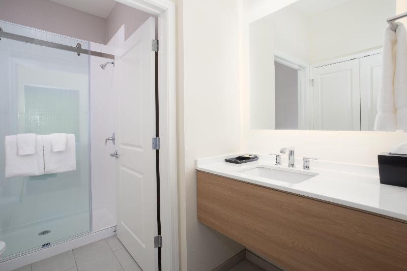 Büyük Çift Kişilik Yataklı Standart Oda, Courtyard By Marriott Long Beach Downtown