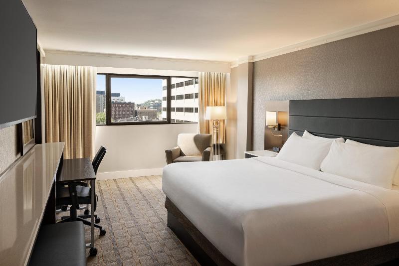 Mozgáskorlátozott Standard Szoba King Size Bed, Crowne Plaza Knoxville Downtown University, An Ihg
