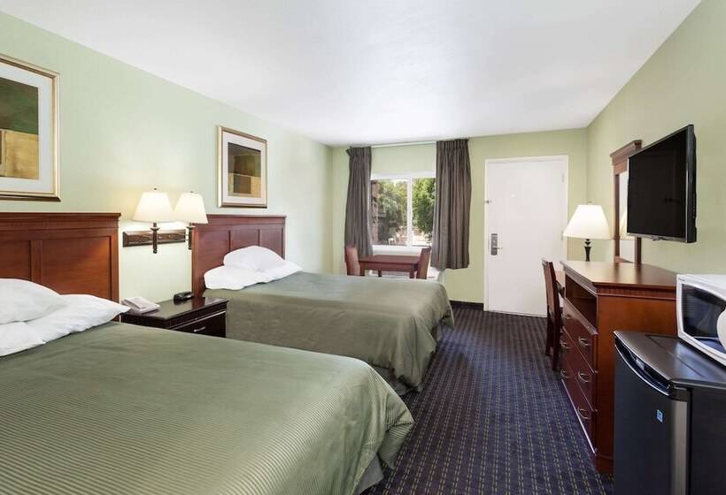 Номер бизнес-класса, Travelodge By Wyndham Orange County Airport/ Costa Mesa
