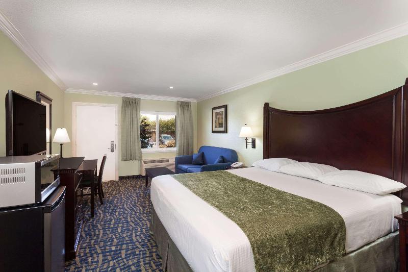Номер бизнес-класса, Travelodge By Wyndham Orange County Airport/ Costa Mesa