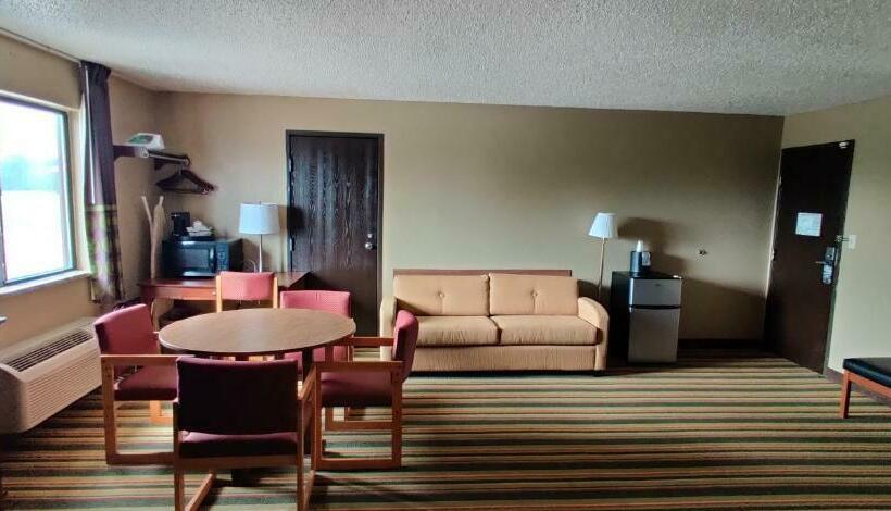 스탠다드 스튜디오, Super 8 By Wyndham Champaign