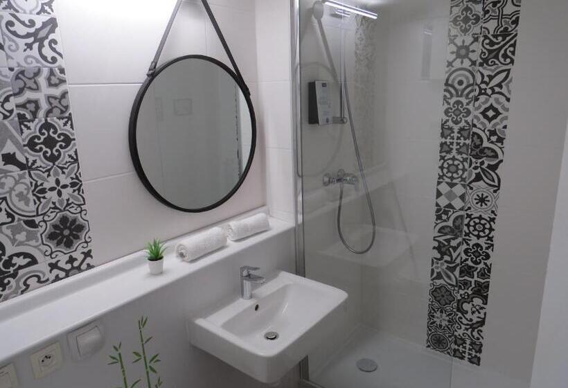 Номер Стандарт Трехместный, Hôtel Kyriad Cap Sud