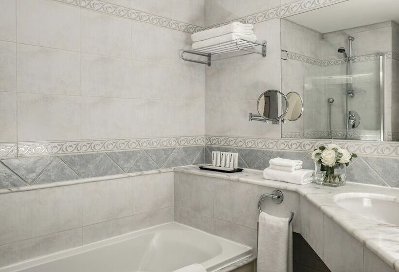 اتاق لوکس با چشم‌انداز دریا, Corinthia St George S Bay