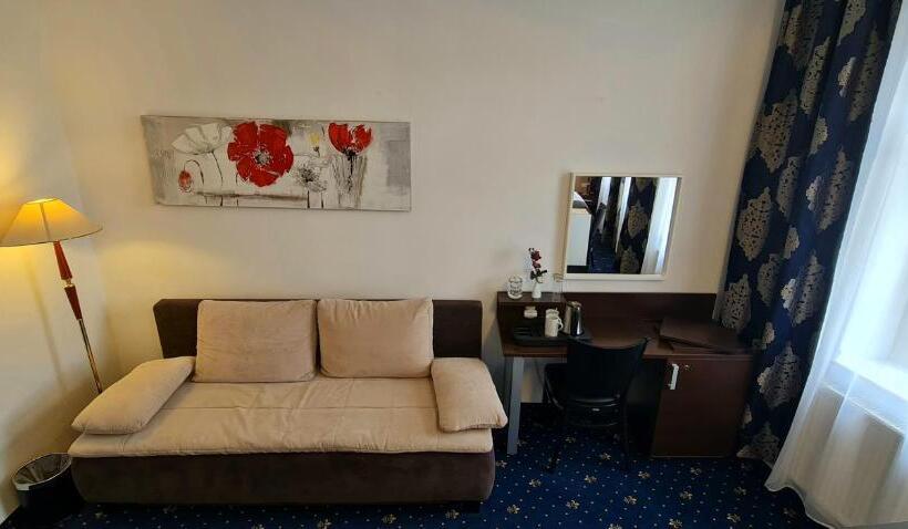 اتاق استاندارد سه نفره, Grand Vltavín
