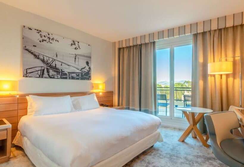Номер Премиум Вид на Сад, Holiday Inn Nice   Port St Laurent, An Ihg