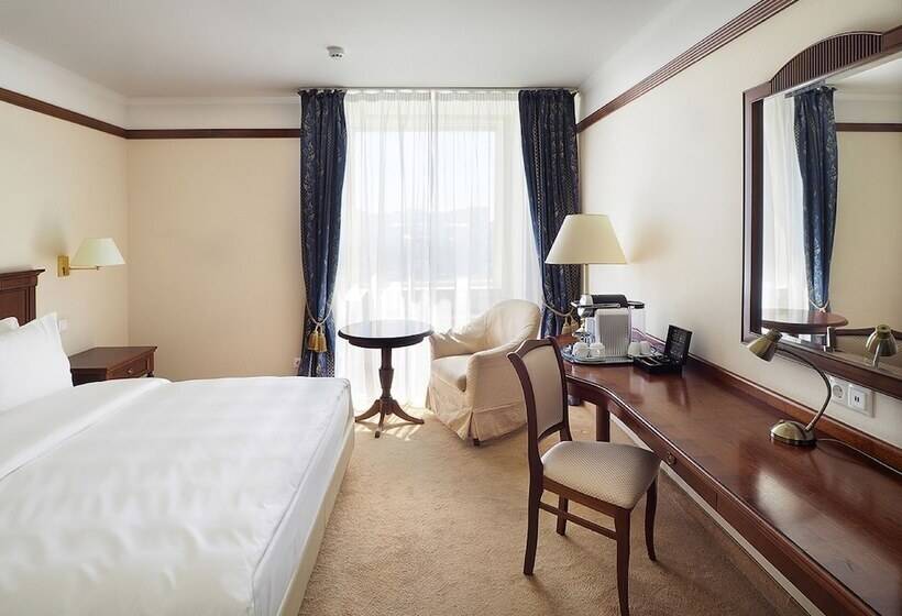 Номер Superior Вид на Реку, Radisson Slavyanskaya Hotel And Business Centre, Moscow