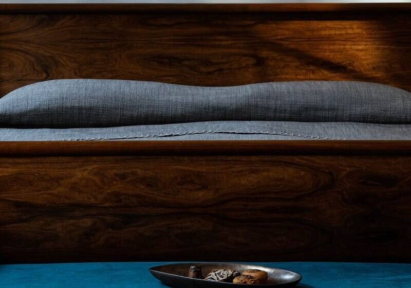 Номер Deluxe, Pod Różą