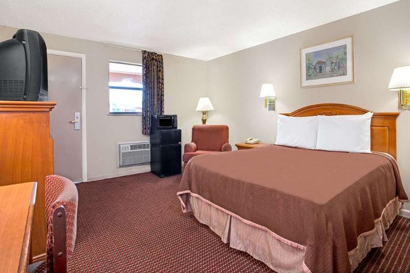 标准间, Holiday Inn Express & Suites Tampa Stadium   Airport Area, An Ihg