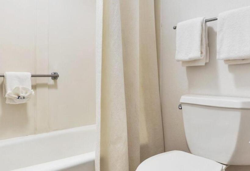 Номер Стандарт, Studios And Suites 4 Less Emporia