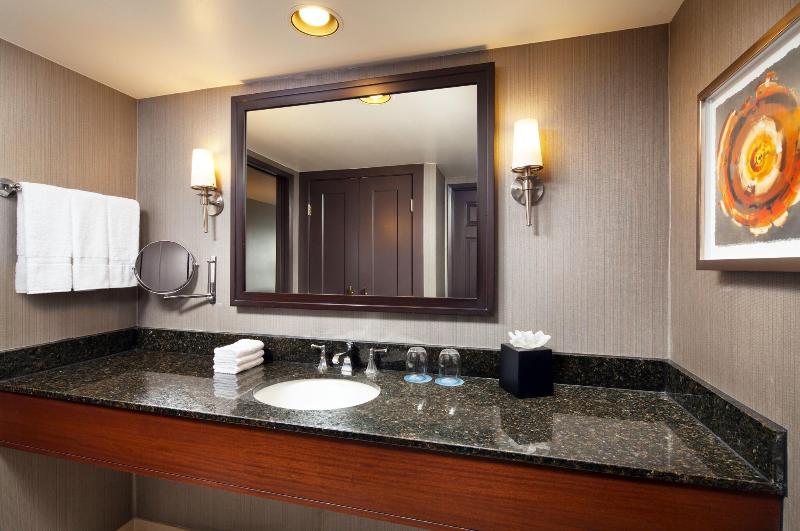 Номер Клуб Кровать Кинг, Sheraton Fairplex Suites & Conference Center