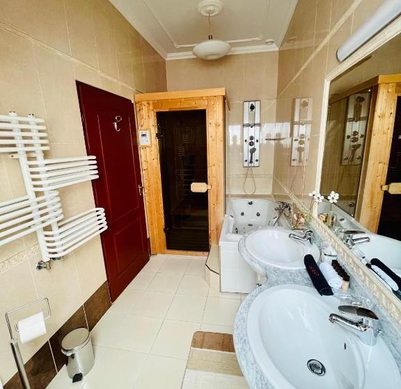 Люкс, Korona Wellness, Rendezvény és Borszálloda