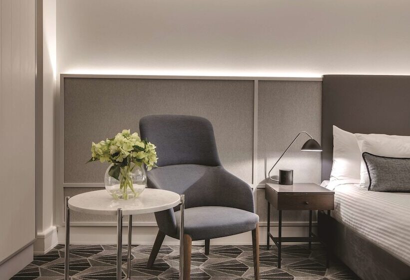 이그제큐티브 룸 킹사이즈 침대, The Savoy Hotel On Little Collins Melbourne