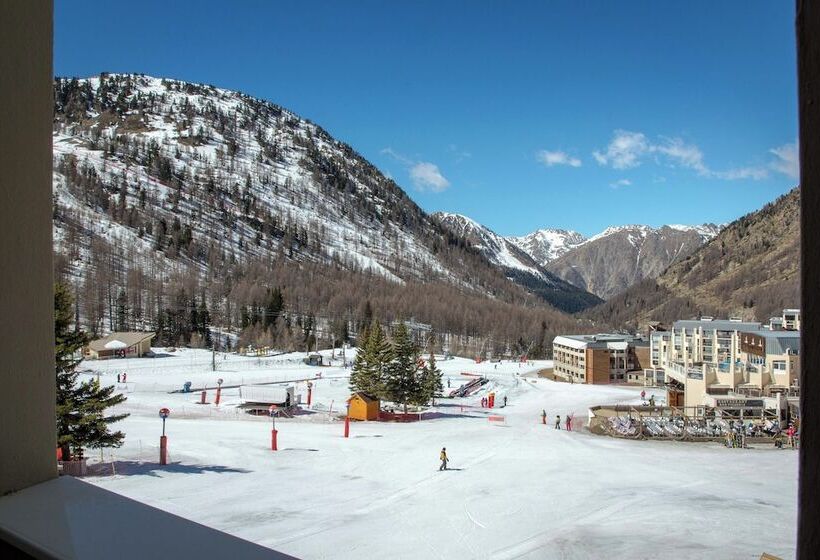 Трехместный Номер Стандарт с Балконом, Sowell Hotels Le Pas Du Loup