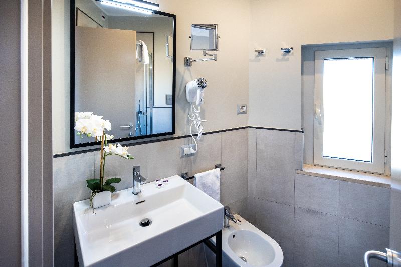 חדר דלוקס לשלושה, The Cross