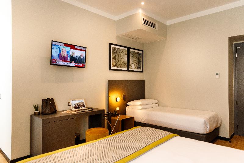 חדר דלוקס לשלושה, The Cross