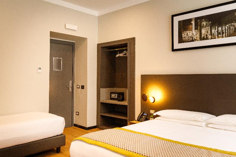 חדר דלוקס לשלושה, The Cross