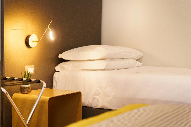 חדר דלוקס לשלושה, The Cross