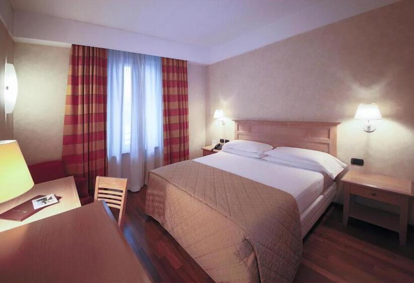 Номер Престиж, Monica Hotel Fiera