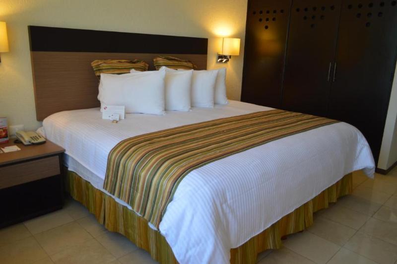 キングサイズベッドのスタンダードルーム, Ramada Hola Culiacan