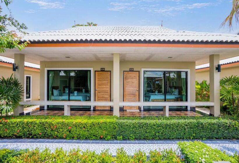 수피리어 룸 풀장 전망, Tontan Resort Chaam