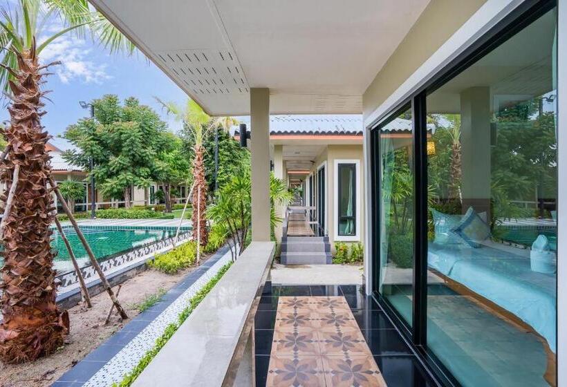 수피리어 룸 풀장 전망, Tontan Resort Chaam