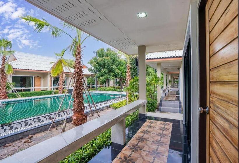 수피리어 룸 풀장 전망, Tontan Resort Chaam