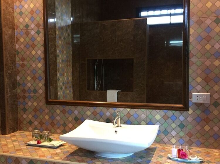 Номер Deluxe, Phetcharat Grand Hotel Maesot