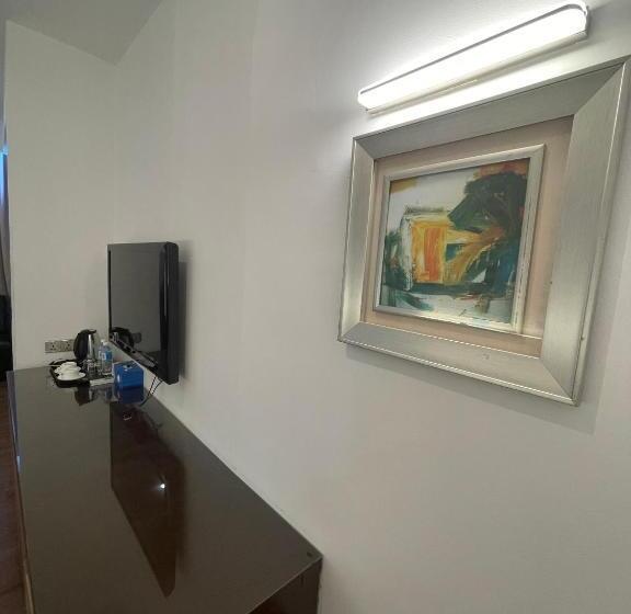 Трехместный Номер Deluxe, New World Express Motel