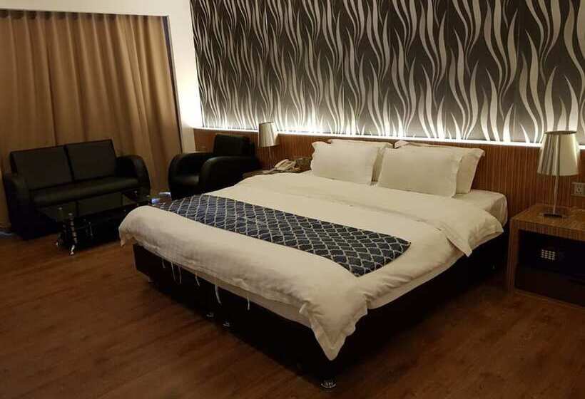 Номер Superior, New World Express Motel