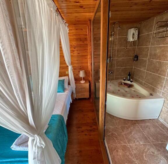 Bungalow Familiar, Kabak Armes