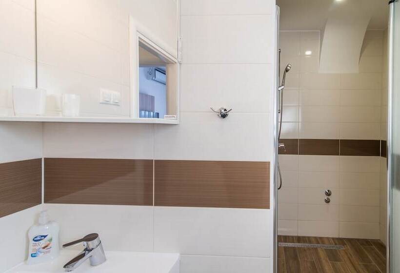اتاق اساندارد با چشم‌انداز جانبی به دریا, Apartments & Rooms Lavanda
