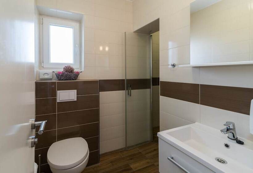 اتاق اساندارد با چشم‌انداز جانبی به دریا, Apartments & Rooms Lavanda