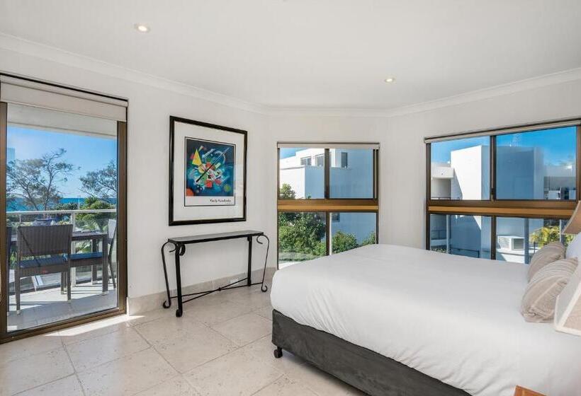 オーシャンビューの２ベッドルームデラックスアパート, Bayview Beachfront Apartments, In Town Right On The Beach