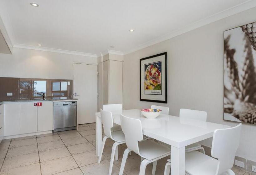 オーシャンビューの２ベッドルームデラックスアパート, Bayview Beachfront Apartments, In Town Right On The Beach