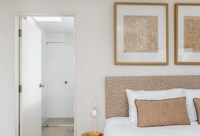 ペントハウス２ベッドルームアパート, Bayview Beachfront Apartments, In Town Right On The Beach