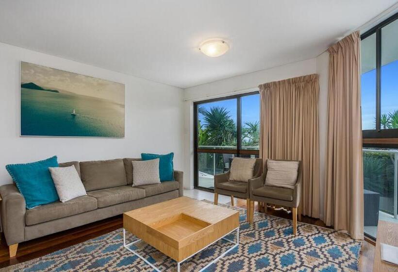 オーシャンビューの２ベッドルームデラックスアパート, Bayview Beachfront Apartments, In Town Right On The Beach