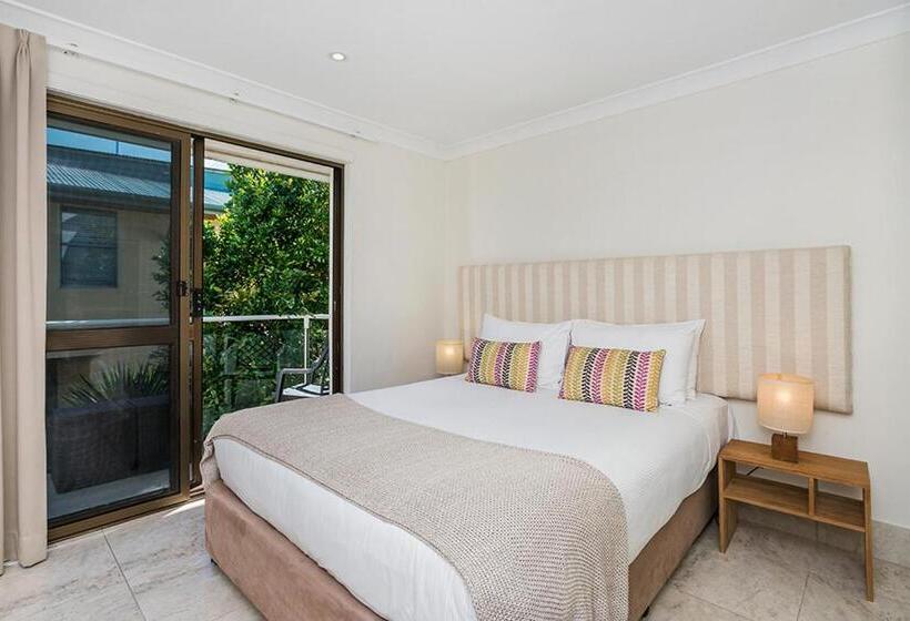 オーシャンビューの２ベッドルームデラックスアパート, Bayview Beachfront Apartments, In Town Right On The Beach