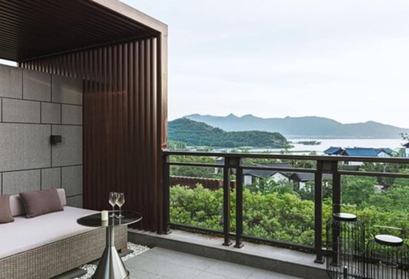 Номер Премиум Вид на Озеро, Cordis Dongqian Lake Ningbo