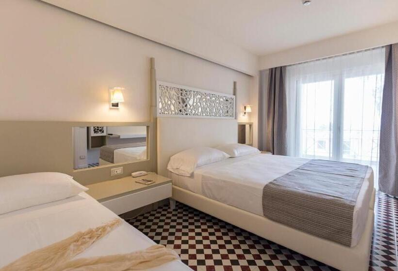 Трехместный Номер Стандарт с Балконом, Suite Hotel L Oasi Di Riaci