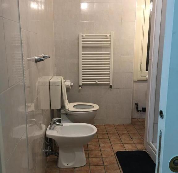 تختخواب در اتاق مشترک, Zidan Guest House