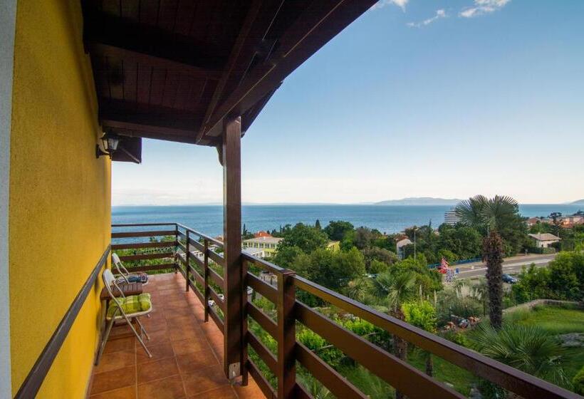 آپارتمان 1 خوابه با بالکن و چشم‌انداز دریا, Apartments And Rooms Vila Irma